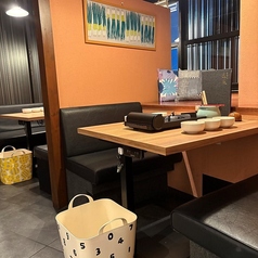 【テーブル席：2名様】気軽に使える少人数席◎会社帰りの方やカップルに最適。2名様向けのテーブル席は、少人数ならではの気軽さが魅力です。会社帰りの気軽なご利用やカップルでのデート、記念日のお祝いにも最適。京都発ブランド「SOUSOU」の世界観が息づく、雑貨店のように愛らしくも落ち着きのあるプライベート空間。