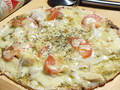 料理メニュー写真 バジルソースのピザ