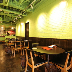 全席テーブル席でご用意しております！1～4名様程の少人数のご利用だけでなく、複数卓を一緒に使って、5名様以上のご利用も可能です。