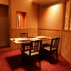 会社やお仲間との宴会にもぴったりの6名様までご利用可能なテーブル席。落ち着いた色合いの壁と柔らかな照明が心地よい空間を演出しており、ゆったりとくつろぎながらお食事をお楽しみいただけます。