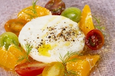 季節のフルーツと ブッラータチーズー