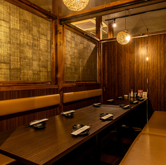 【完全個室（壁・扉あり）/テーブル個室】ゆったりとご宴会をお楽しみ頂ける座敷席や掘りごたつ席をご用意致しました。会社での少人数宴会から大人数の飲み会、接待などにもご利用頂けます。