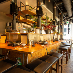 ご友人同士や少人数でのサク飲み、二次会など、カジュアルなシーンにおすすめです◎オープンキッチンの調理風景を眺めながら、お料理やお酒をお楽しみいただけます。