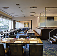 大きな窓に面した席