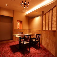大切な接待や顔合わせ、お祝いの席に最適な完全個室をご用意しております。最大10名様までご利用可能で、周囲を気にせずゆったりとお過ごしいただけます。特別な日のお食事にぜひご利用ください。
