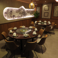 広々としたテーブル配置が施されており、プライベート感を大切にしながら、友人や家族との会話を楽しむことができます。どのお席でも心地よくお過ごしいただけます。