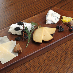 チーズの4種盛り合わせ Cheese platter