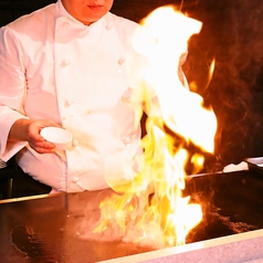 圧巻のパフォーマンスと焼き立てステーキで料理を格上げ