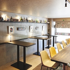 店内入口近くに4人掛けテーブルが3つ