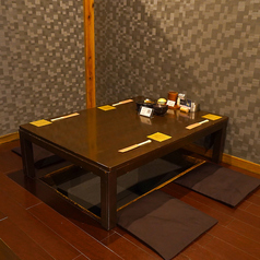 最大4名様迄OKの掘り炬燵式テーブル席。気の合う友人や同僚と楽しいお時間をお過ごしください。