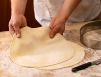 店内で粉から作る生地と素材の味を引き出す店舗仕込み♪