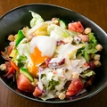 料理メニュー写真&nbsp;たっぷりチーズかけ！ベーコンと温玉 季節野菜のシーザーサラダ