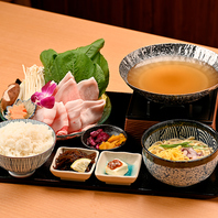 お昼も豪華にアグー豚を満喫。貝出汁の沖縄そばにも舌鼓