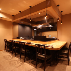 目の前で調理の様子をご覧いただける特等席です。シェフとの会話を楽しみながら、出来立ての臨場感あふれるお料理を心ゆくまでお楽しみいただけます。お一人様やカップルにおすすめです。