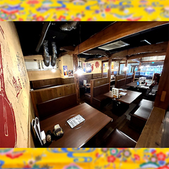 1F／オープンフロア／ボックス席／ライブ観覧可／4名×9席／3名様～ご利用いただけます。オープンフロアながらプライベート感のあるボックス席。島唄ライブをお楽しみいただきながら、ゆっくりお食事できます。