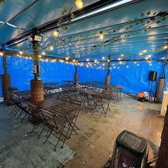 最大50名様までの貸切に対応可能な広々とした空間をご用意しています。完全個室のようなプライベート感を大切にしつつ、開放的な屋上の雰囲気も味わえます。音響設備やプロジェクターなども完備しているので、企業のパーティーや大人数のイベントにもぴったりです。