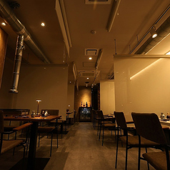 【店舗貸切（最大40名様まで）】大きなご宴会も『奈良あかみ』におまかせ。20名様以上で店舗の貸切が可能です。ライトブラウンで統一されたモダンな空間で、最大40名様までのご宴会が可能です。近鉄 大和八木駅より徒歩2分と集合も楽々。会社のご宴会や同窓会などにぜひご利用ください。