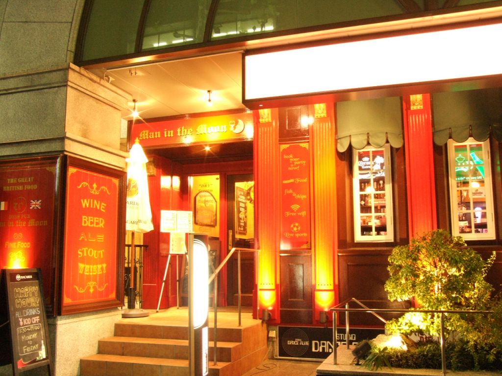 【Ｍan in the Moon 烏丸店】烏丸四条・五条の間、烏丸高辻のセブンイレブンの南。この外観が目印！