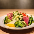 料理メニュー写真 彩り野菜のゴロゴロサラダ　梅肉ドレッシング