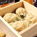 薄皮から豊潤なスープとぷりぷり海老の風味が口いっぱいに広がる人気の一品