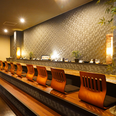 一枚板でつながった粋なカウンター席。こちらも掘り炬燵式なのでゆっくりとおくつろぎ頂けます。お一人様でも大歓迎ですので是非お越しください。