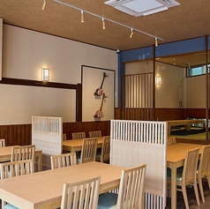 全34席の広々としたテーブル席は、開放感がありながらも落ち着いて食事ができる空間です。友人同士のランチや女子会、大切な方をおもてなしする接待まで、多目的に利用可能。自慢のしゃぶしゃぶを囲みながら、周囲を気にせずゆったりとした会話と至福のひとときを心ゆくまでご堪能ください。