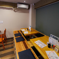 3名掛けの席となっております。一本の木から作ったテーブルは、木のぬくもりが感じられ、温かい雰囲気です。