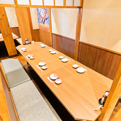 【周りを気にせず楽しめるBOX席】仕切りのあるBOX席をご用意しており、プライベート感を大切にした空間でお食事を楽しんでいただけます。周りを気にせず、リラックスしたひとときを過ごすのに最適です。友人や大切な方との特別な時間を、ぜひ当店でお楽しみください！