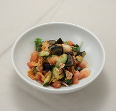 蒸し鶏、叉焼、ピータン入り彩りサラダ