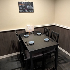 落ち着いた雰囲気の店内ではテーブル席は、親しいご友人やご家族との食事に最適です◎適度なプライベート感があり、こだわりの料理を囲みながらゆったりと会話が弾みます♪穏やかなひとときをお過ごしください☆