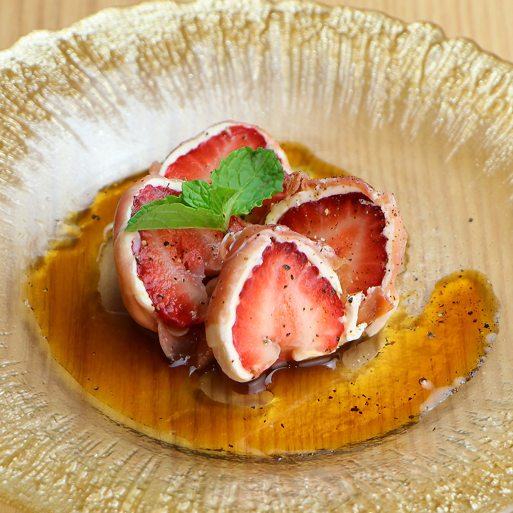 「苺クリームチーズ大福」生ハム×クリームチーズ×いちごをメープルシロップで。ワインに合う！