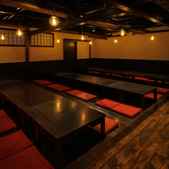 【大宴会場】大人数でも対応可能な大宴会場を完備しております。企業様や学生さんの大人数でのご宴会も安心してお任せください。会社宴会・歓送迎会・新年会・忘年会・同窓会など各種宴会にご活用いただけます。博多もつ鍋や馬刺しなど本格九州料理が楽しめる宴会コースも各種ご用意。幹事様のご要望にお応えします。