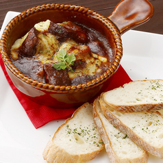 ごろっとビーフ煮込みのチーズ焼き　バゲット添え