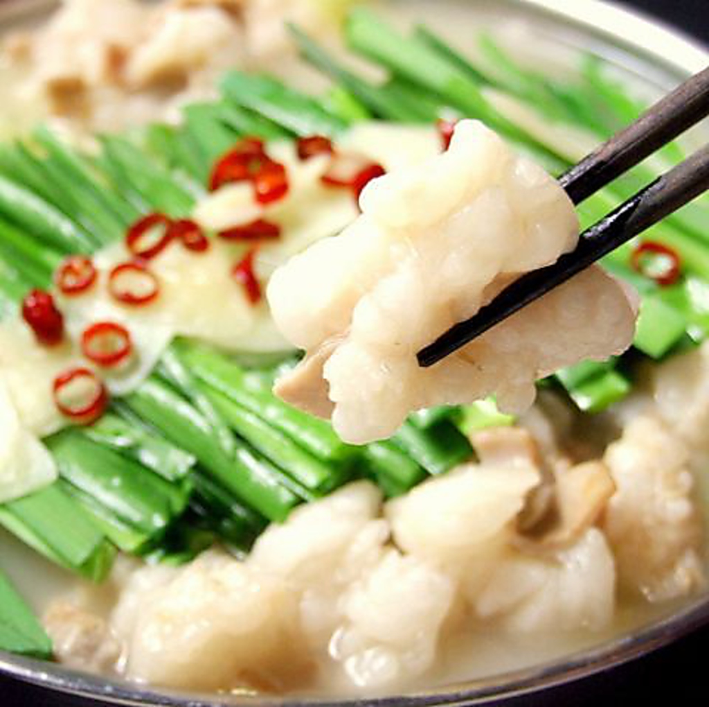 話題の近江牛【ぷりぷりホルモンのもつ鍋】食べれます。単品1180円　コース2500円
