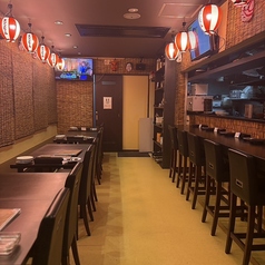 テーブル席4名様席を4つご用意しております。テーブル結合で最大17名様までご利用可能です。