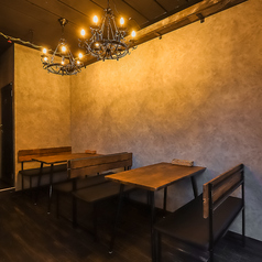 女子会や誕生日会などにも最適なテーブル席も◎店内は海賊船のようなお洒落空間!