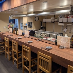 温かみのある木のカウンターは、お一人様やデートにぴったり◎ネタケースに並ぶ旬の食材を眺めながら、自分だけの一杯を楽しめます♪炭火の香りが漂う中で過ごす、心安らぐ時間をご提供します★