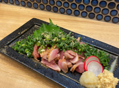 鮮度にこだわた「鶏のタタキ」の写真
