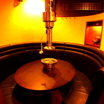 精肉店２で唯一の円形テーブル。お仲間同士のお集まりなど、少人数で心ゆくまで焼肉を楽しめる空間