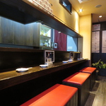 気軽に利用できるカウンター席は6席！会社帰りのサク飲みや同僚との飲み会に最適です◎