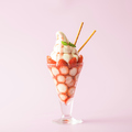 料理メニュー写真 苺づくしのソフトクリームパフェ