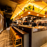 フルオープンキッチンを目の前に構えるカウンター席