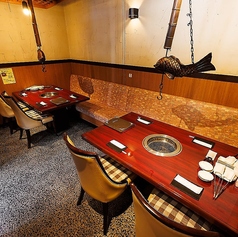 【半個室：テーブル席】仕切りでプライベートが保たれたテーブル半個室です。周囲を気にすることなく、大切な方とのお食事や会話をお楽しみいただけます♪