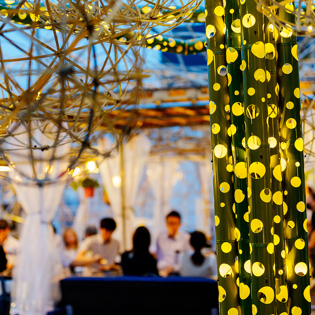 屋上ならではのロケーション★夜景を眺めながら楽しめる時間は特別な時間です♪是非お越しください！