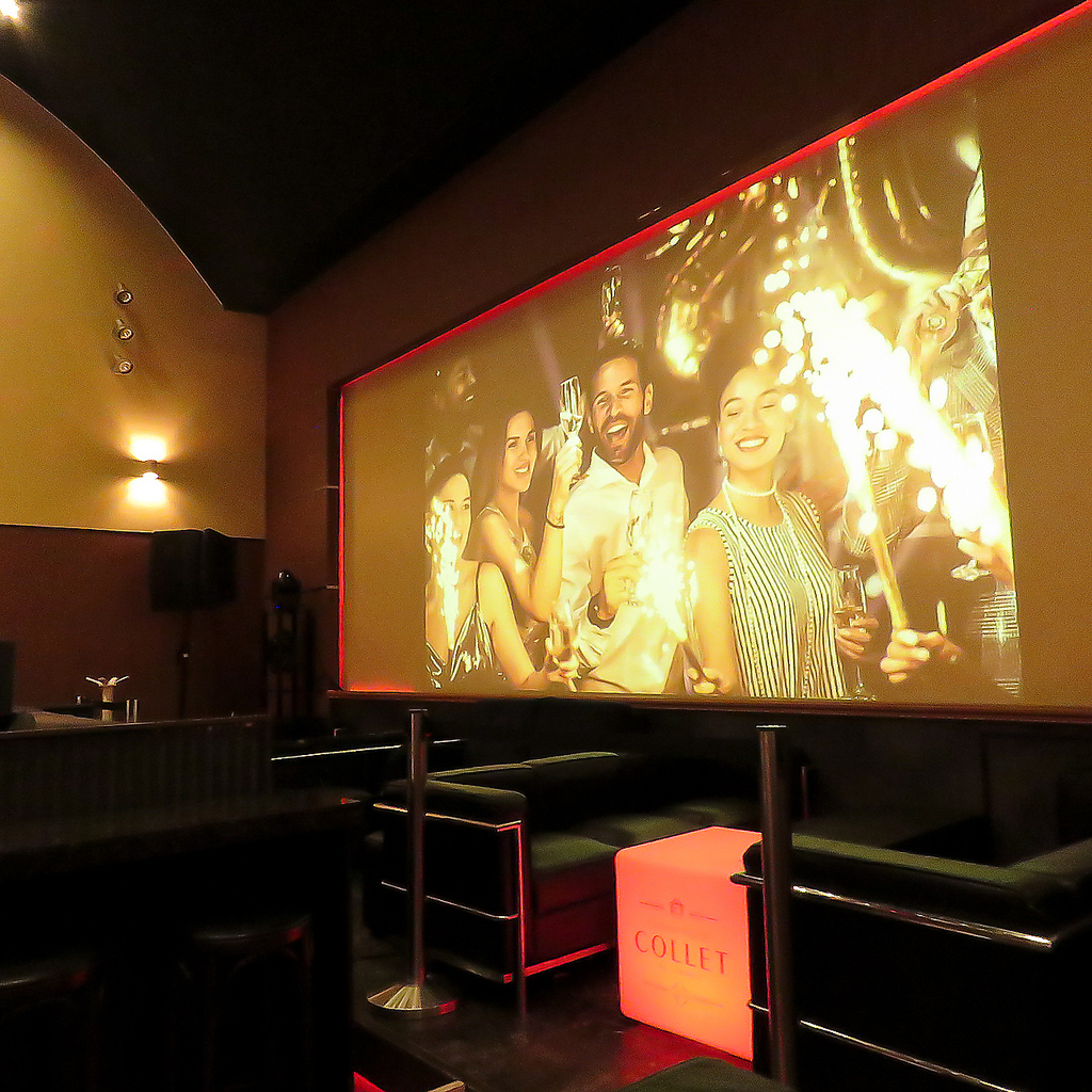 200インチの大型プロジェクター完備。音響・映像設備貸し出しやスタッフの演出お手伝いも可能です。