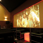 200インチの大型プロジェクター完備。音響・映像設備貸し出しやスタッフの演出お手伝いも可能です。