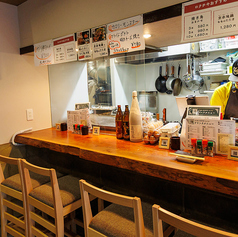 カウンター席でゆったり一人飲みをお楽しみください♪また、恋人や友人、同僚と二人で話しながらのご飲食もおすすめ♪