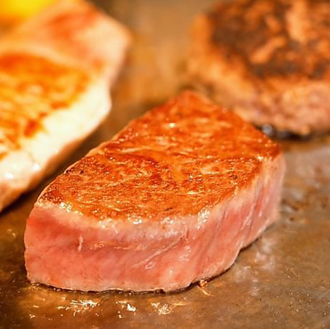 石垣牛を目の前の鉄板でシェフが焼き上げます！