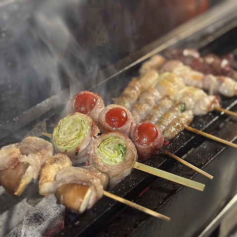 炭火で焼き上げる博多串焼き