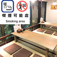 窓の外に広がる緑に癒される空間でゆったりと寛ぎの時間